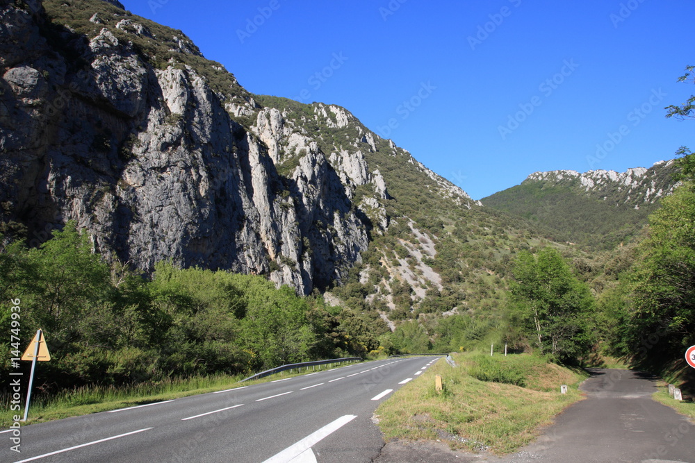 Route dans les Pyrénées audoises, Occitanie dans le sud de la France
