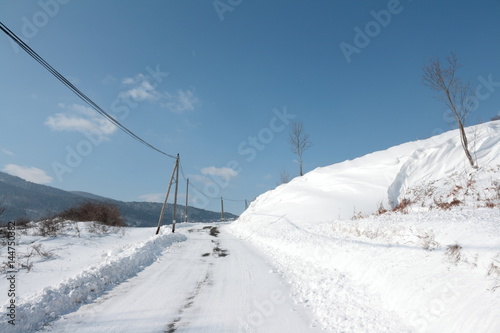 Route enneigée dans les Pyrénées audoises, Occitanie dans le sud de la France