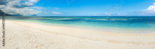 Piaszczysta tropikalna plaża. Panorama.