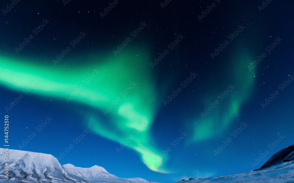 Fototapeta premium The polar Northern lights in the mountains of Svalbard, Longyearbyen, Spitsbergen, Norway wallpaper