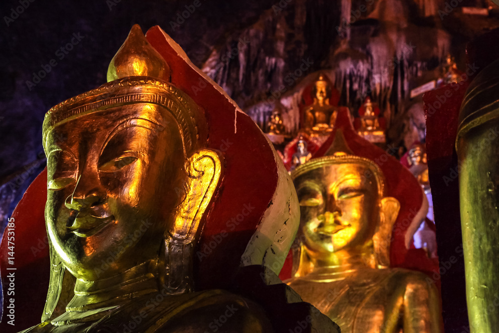 Obraz premium Myanmar - Burma - Pindaya - Golden Cave Pagoda
