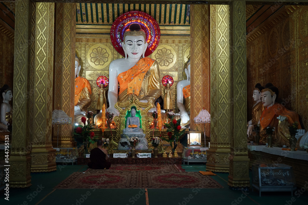 Fototapeta premium Buddha in the pagoda