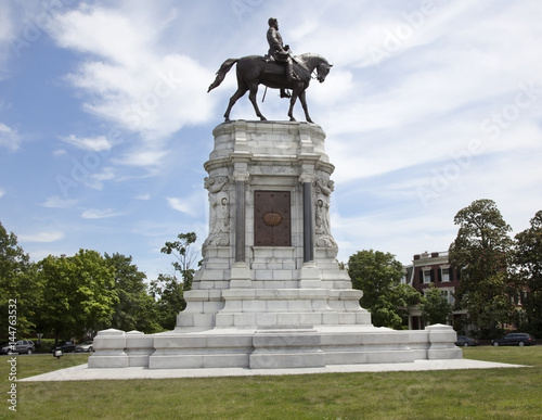 Robert E. Lee civil war memorial statues in Richmond, Virginia. photo