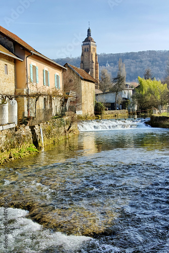 Église Saint-Just et rivière La Cuisance à Arbois, France.