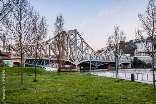 Le pont ferroviaire de La Mulatière vu des quais de Saône à Lyon