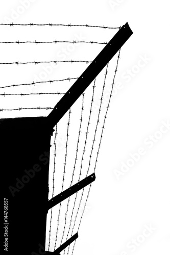 Silhoette von mehreren Schichten Stacheldraht auf einer Gefängnismauer