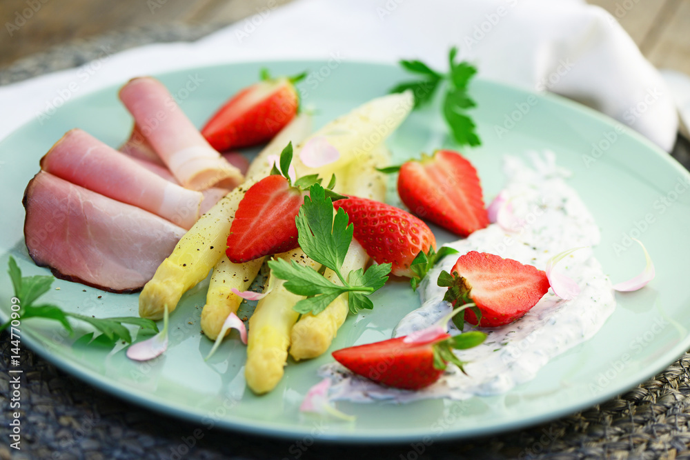 Spargel mit Schinken und Erdbeeren Spargel mit Schinken und Erdbeeren