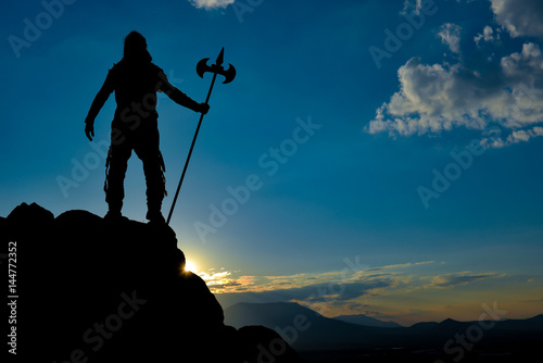 savaşçı ve günbatımı manzarası
