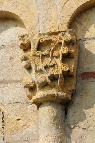 chiesa romanica di San Secondo presso Cortazzone (Asti); capitello con decorazioni vegetali photo