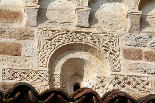 chiesa romanica di San Secondo presso Cortazzone (Asti); monofora con strombo e decorazioni sul fianco sud photo