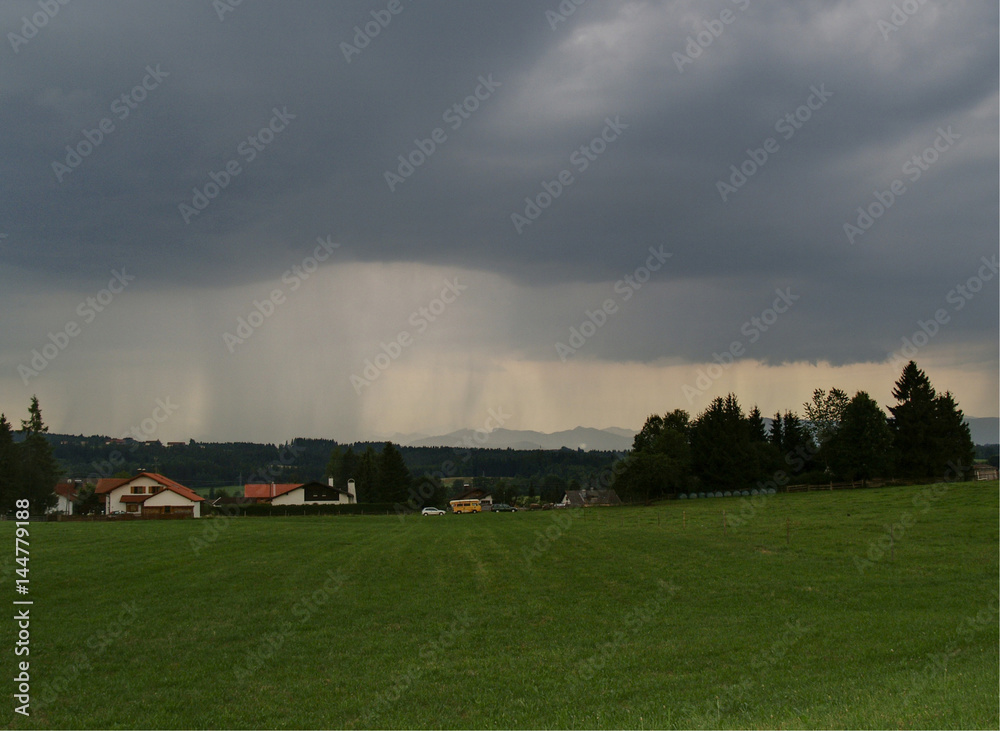 Lluvia sobre la campiña austriaca. Lluvia sobre la campiña austriaca.