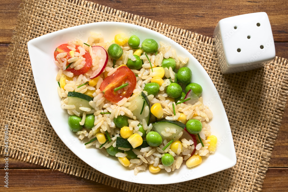 Bunter Vollkornreissalat mit Kirschtomaten, Mais, Gurke, Radieschen und ...