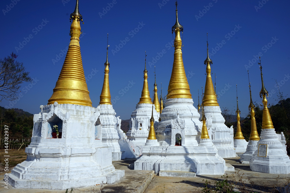 Fototapeta premium Golden stupas