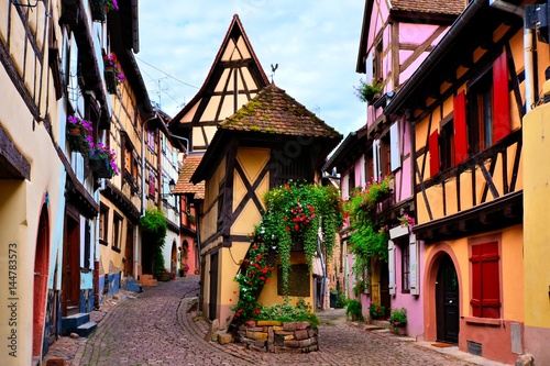 Kolorowi drewniani domy Alzacki miasteczko Eguisheim, Francja
