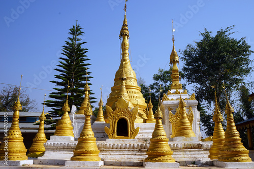 Fotografia Golden stupas
