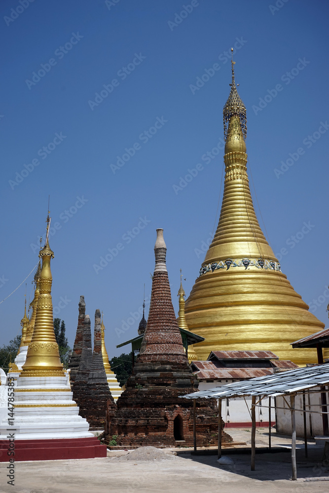 Naklejka premium Golden stupas