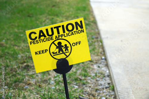 фотографія caution warning sign with text pesticide used