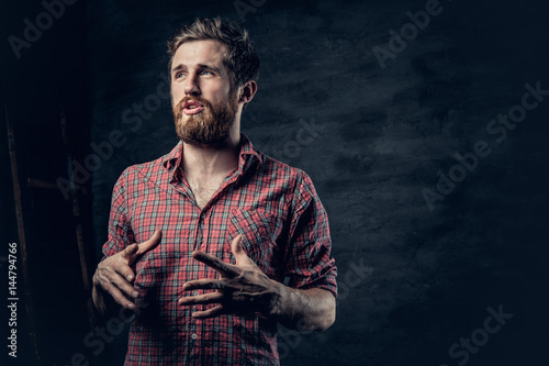 Quadro em tela A positive bearded male dressed in a red fleece shirt tells a story with hand movement