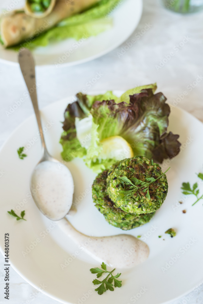 pila di falafel verdi di piselli e cucchiaio pieno di salsa tahini pila di falafel verdi di piselli e cucchiaio pieno di salsa tahini