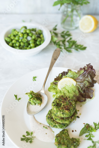 cucchiaio con salsa tahini e falafel di piselli aperto per mostrare l interno