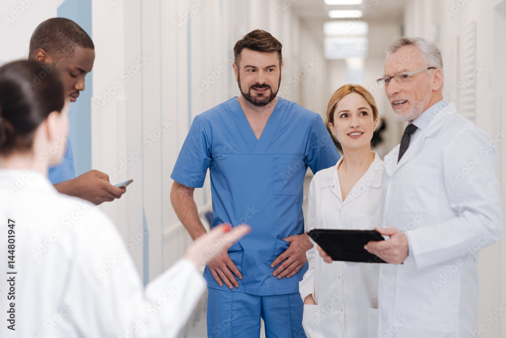 Obraz premium Successful practitioners enjoying communication at work