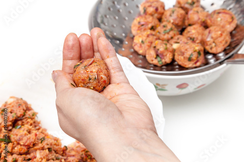 Prepare pork balls for cooking