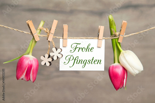 Tulpen und Karte: Frohe Pfingsten