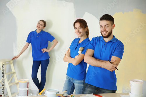 Young decorators in room pr...