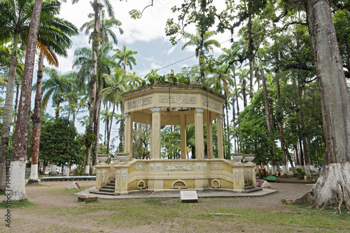 Quadro su tela Yellow pavilion in Parque Vargas, City Park in Puerto Limon, Costa Rica
