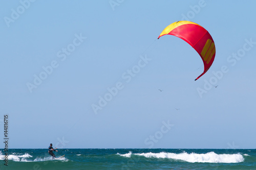 Kite surf sur les vagues des Landes à l’océan atlantique