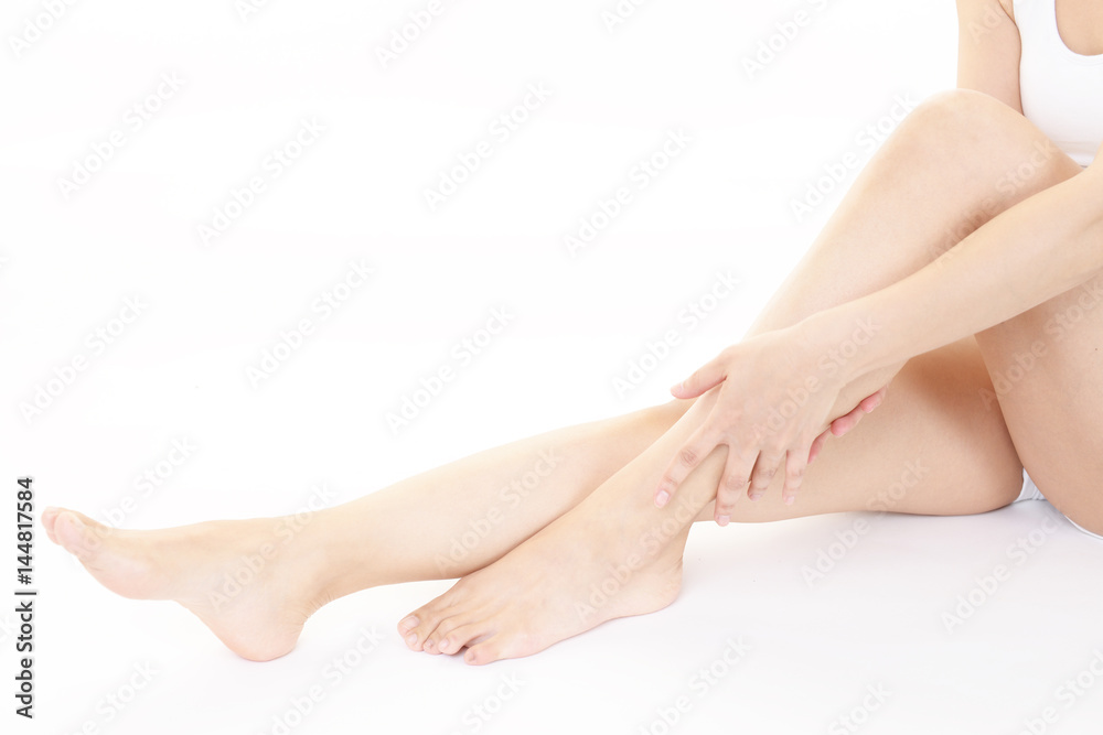 ボディケアをする女性