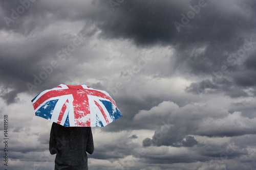 angleterre royaume uni grande bretagne pluis temps météo parapluie nuage sombre cliché drapeau symbole climat
