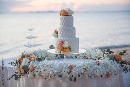 wedding cake in beach wedding