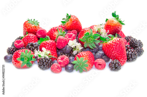 frutti rossi maturi su sfondo bianco