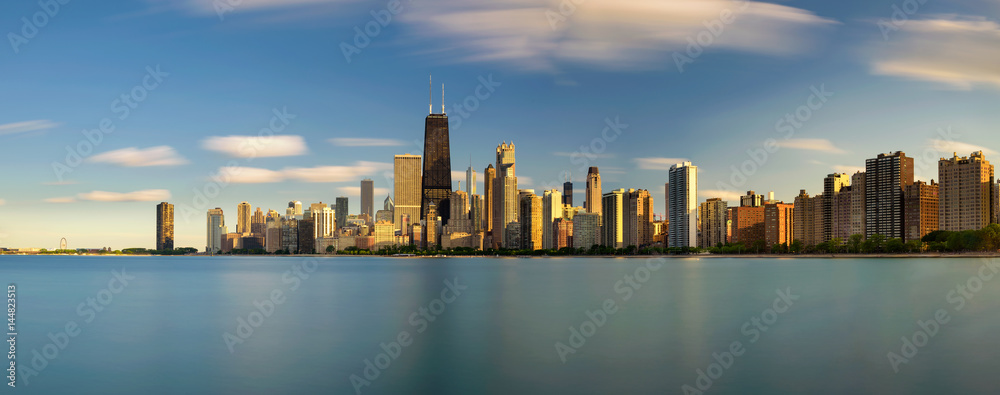 Fototapeta premium Chicago skyline at sunset viewed from North Avenue Beach