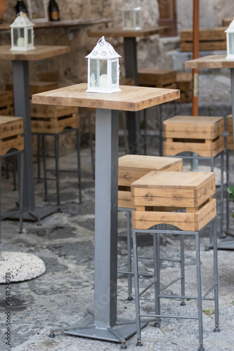 Tavoli e sgabelli all esterno di un bar
