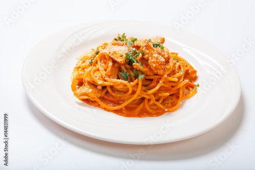 Spaghetti with chicken, cooked in spicy sauce from tomatoes, onion and garlic.