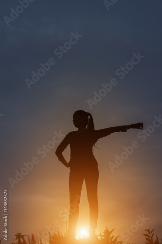 silhouette of a happy people and sunset © Guitafotostudio