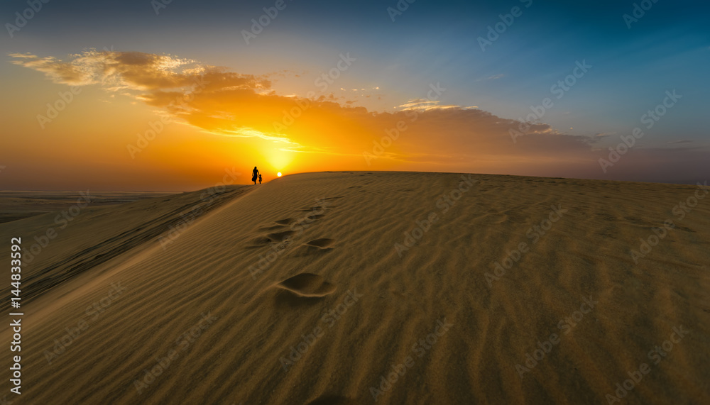 Spuren im Sand von Mutter und Kind in der Wüste von Doha, Katar