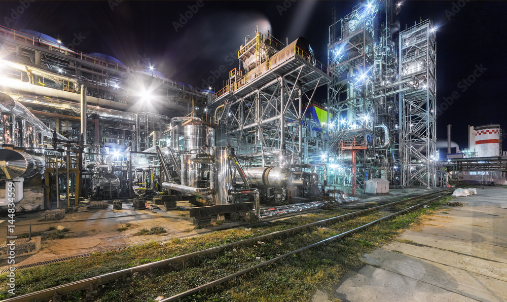 Obraz premium Chemical plant for production of ammonia and nitrogen fertilization on night time.
