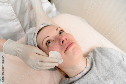 Foto Wiping the face, cosmetology