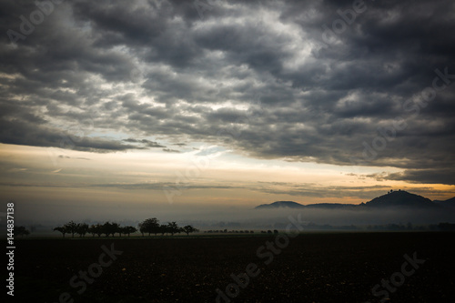 Fototapeta Naklejka Na Ścianę i Meble -  Herbstnebel am Rande der Schwäbischen Alb