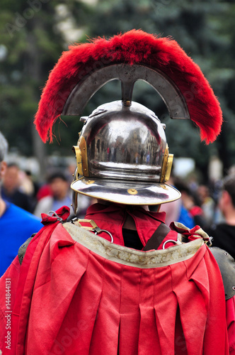 Römischer Helm und Umhang photo