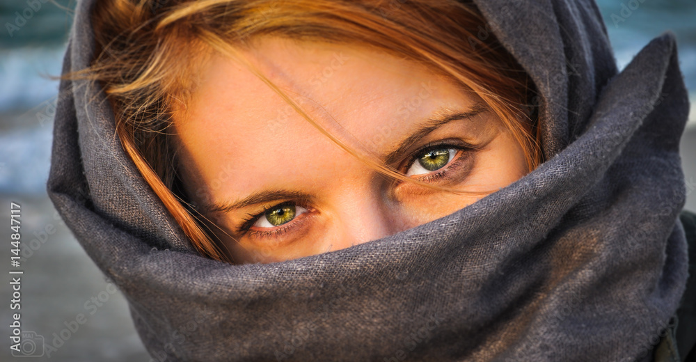 Obraz premium Oczy kobiety zasłoniętej chustką