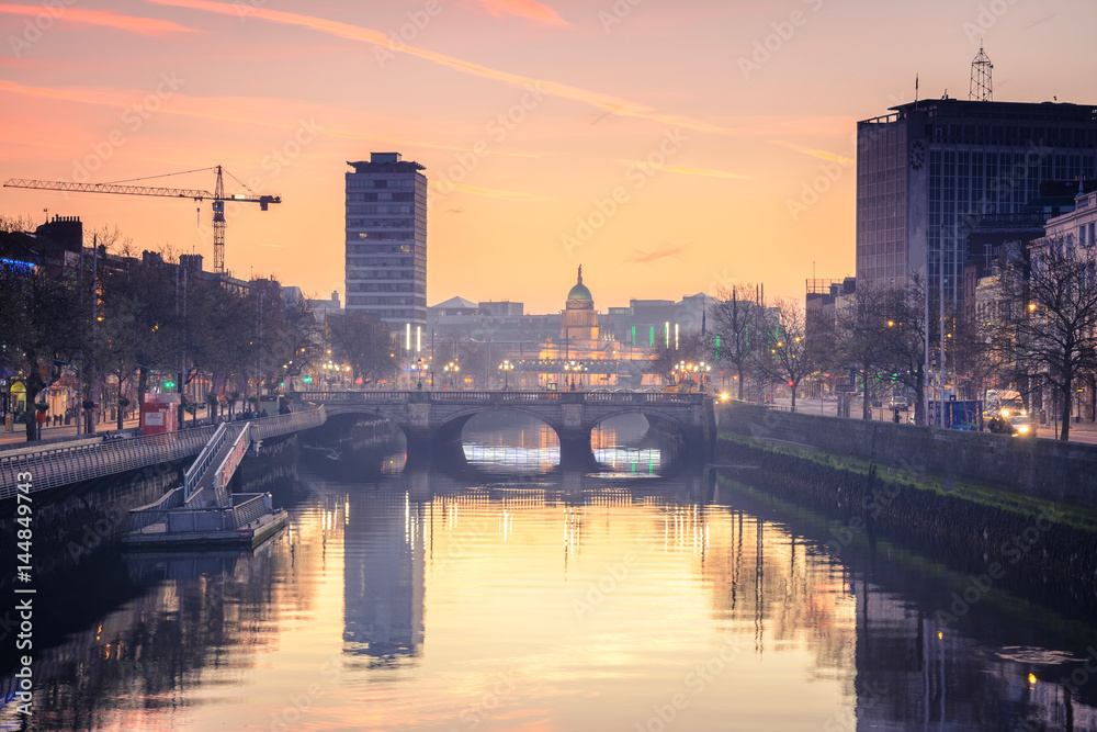 Naklejka premium spokój nad rzeką Dublin, Irlandia
