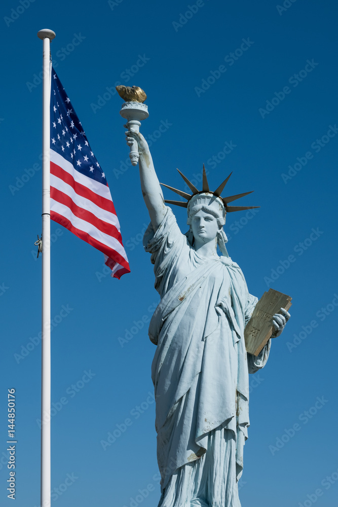 Fototapeta premium statue liberté usa états-unis amérique symbole justice accueil torche lumière nuage cieux ciel lumière