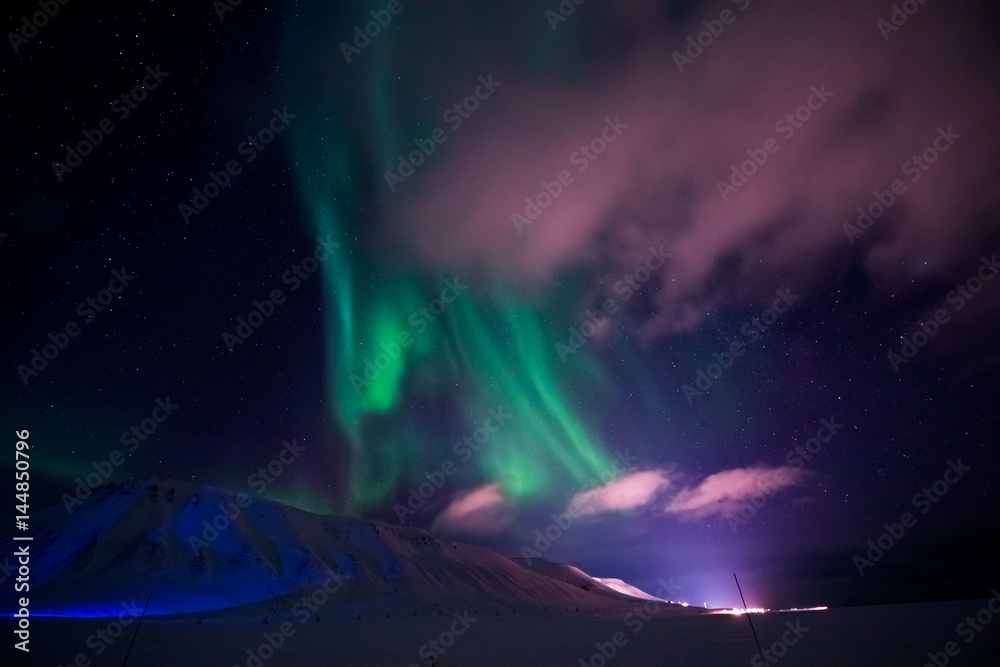 The polar Northern lights in the mountains of Svalbard, Longyearbyen, Spitsbergen, Norway wallpaper