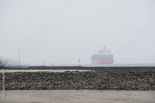 Elbe beu Nebel photo