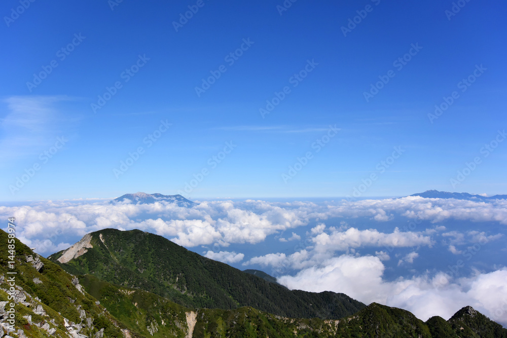 Naklejka premium 山と雲