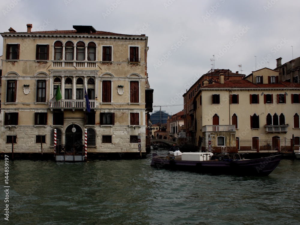 Venedig, Haus am Canal Grande mit Lastboot